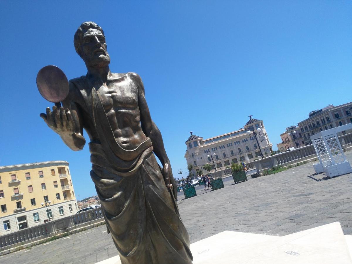 A Ficurinia * Syracuse